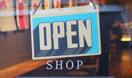 ElFabricante.dev, Comercio electrónico, abrir una tienda online. Escaparate con cartel de Open a Shop.