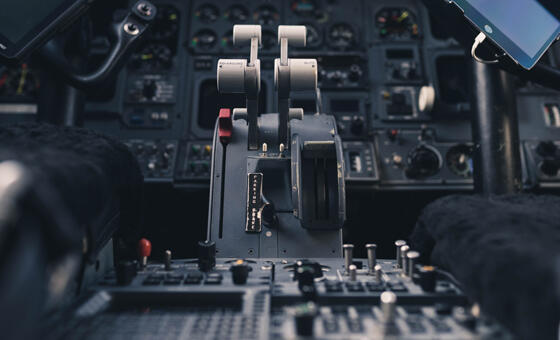 Comercio electrónico. Cabina de control de un avión.
